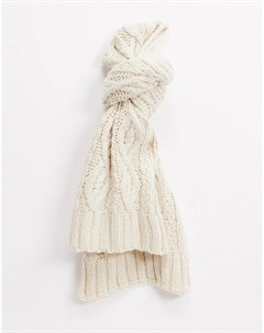 Вязаный шарф с узором косы комбинируется с другими вещами коллекции French connection