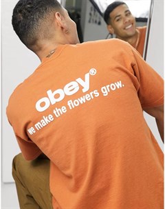 Коричневая футболка с принтом We Make the Flowers Grow Obey