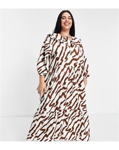 Свободное платье макси с многоярусной юбкой отложным воротником и тигровым принтом телесного цвета Glamorous curve