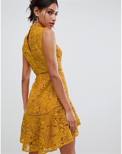 Кружевное короткое приталенное платье горчичного цвета без рукавов с высоким воротом True decadence