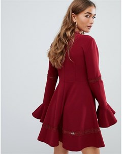 Темно красное эксклюзивное короткое приталенное платье с кружевными вставками и расклешенными манжет Boohoo petite