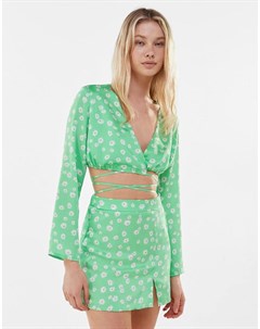 Укороченная блуза зеленого цвета с глубоким вырезом и цветочным принтом от комплекта Bershka