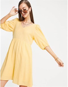 Желтое платье мини с присборенной юбкой и перекрестной отделкой на спине Vero moda