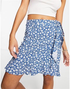 Синяя мини юбка с запахом оборками и цветочным принтом New look