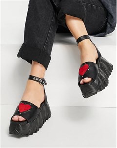 Черные сандалии на толстой подошве с красным сердечком Lamoda
