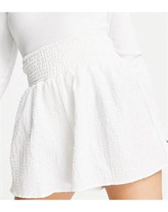 Белые шорты с присборенной талией из объемной фактурной ткани ASOS DESIGN Petite Asos petite