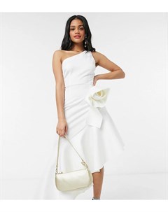Белое асимметричное платье с оборкой и розой в стиле оригами Laced in love