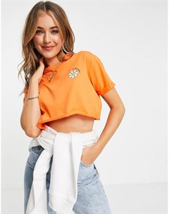 Оранжевая укороченная футболка с принтом цветка на кармане New look