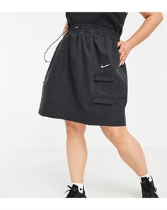 Черная тканевая юбка с логотипом галочкой и карманами в утилитарном стиле Plus Nike