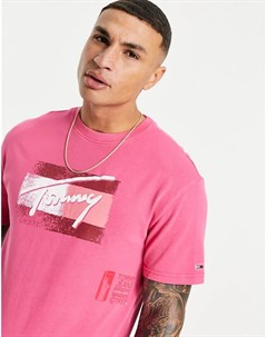 Вишнево розовая футболка с фирменной эмблемой в виде выцветшего флага и рукописным логотипом Tommy jeans