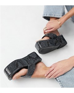 Серые сандалии на платформе для широкой стопы со змеиным узором и перемычкой между пальцами Watch Asos design