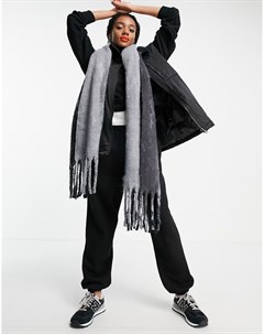 Пушистый черно белый шарф в полоску с кисточками Asos design