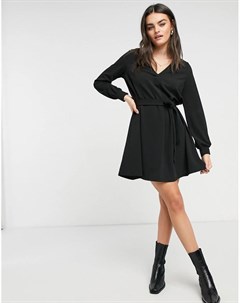 Черное платье мини с V образным вырезом и поясом Vero moda