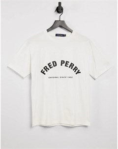 Белая футболка с изогнутым логотипом Fred perry