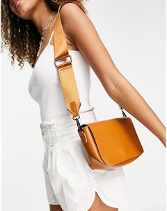Светло коричневая сумка с ремешком через плечо и клапаном Claudia canova