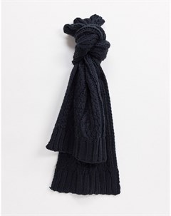 Вязаный шарф с узором косы комбинируется с другими вещами коллекции French connection