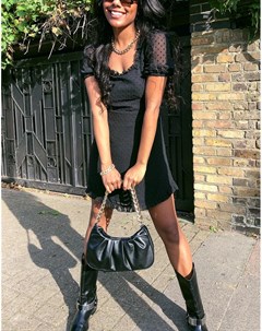 Черное приталенное платье в горошек с оборками Missguided