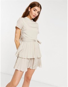 Кремовое платье с высоким воротником короткими рукавами и расклешенной плиссированной юбкой x Billie In the style