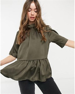 Свободная блузка оливкового цвета с баской короткими рукавами и высоким воротником Asos design