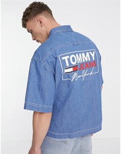 Светлая джинсовая рубашка свободного кроя с короткими рукавами и принтом на спине Tommy jeans