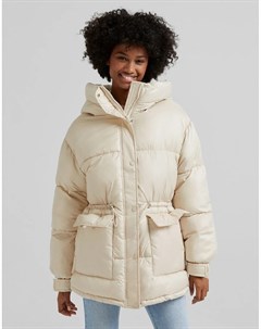 Нейлоновый oversized пуховик бежевого цвета с капюшоном Bershka