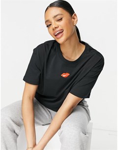 Черная футболка с логотипом галочкой и принтом поцелуя Nike