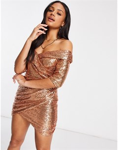 Платье мини цвета розового золота с пайетками открытыми плечами и запахом Club L Club l london