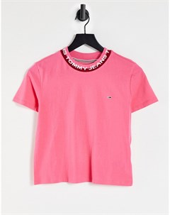 Розовая футболка в рубчик с фирменным логотипом на вороте Tommy jeans