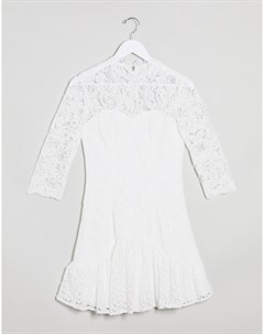 Белое кружевное приталенное платье с расклешенной юбкой Chi chi london