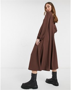 Фактурное свободное платье миди шоколадного цвета с V образным вырезом Asos design