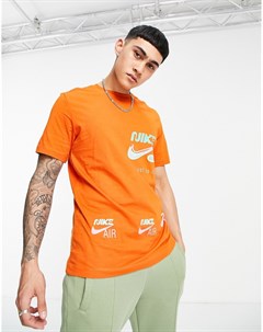 Оранжевая футболка с графическими логотипами Nike