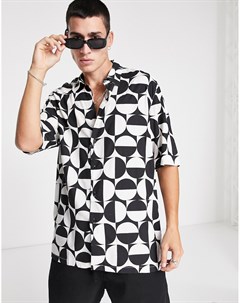 Черно белая oversized рубашка с геометрическим принтом Bershka