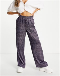 Широкие атласные брюки с темно фиолетовым принтом от комплекта Vero moda