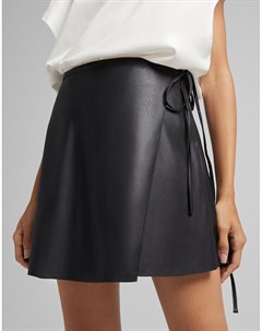 Короткая расклешенная юбка из искусственной кожи черного цвета с запахом Bershka