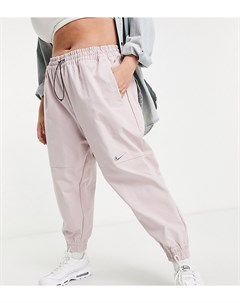 Тканые штаны светло розового цвета с логотипом галочкой Plus Nike