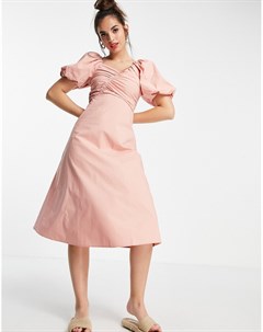 Светло розовое присборенное платье миди с пышными рукавами Urban revivo