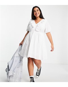 Короткое расклешенное платье белого цвета с оборкой и вышивкой ришелье Simply be