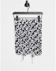 Трикотажная мини юбка со сборками и мелким цветочным принтом черно белого цвета Miss selfridge