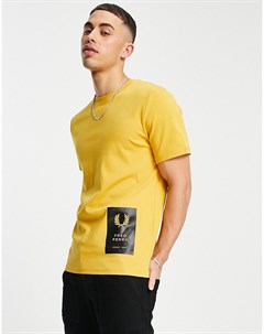 Желтая футболка с логотипом по низу Fred perry