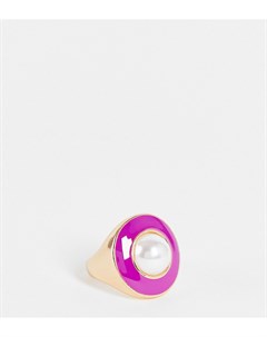 Эксклюзивное массивное кольцо золотистого цвета с искусственной жемчужиной и розовой эмалью Exclusiv Big metal london
