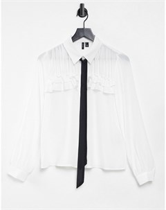 Белая рубашка с оборками и черным галстуком Vero moda