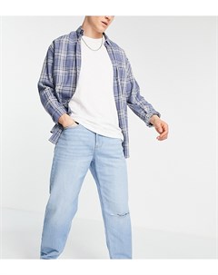 Светло голубые выбеленные свободные джинсы в стиле 90 х со рваным разрезом на колене New look