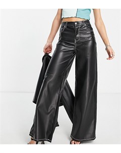 Черные брюки из искусственной кожи с широкими штанинами и контрастной строчкой Petite Bershka