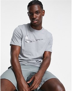 Светло серая футболка с камуфляжным принтом и логотипом галочкой Nike training