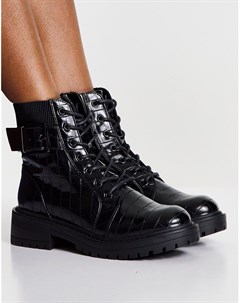 Черные ботинки с эффектом крокодиловой кожи на плоской подошве и шнуровке с пряжкой New look