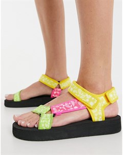 Разноцветные спортивные сандалии с застежкой и платочным принтом Asos design