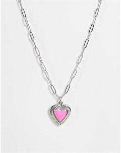 Серебристое ожерелье с медальоном с розовой эмалью Designb london