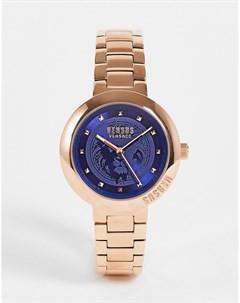 Часы с темно синим циферблатом и массивным ремешком цвета розового золота Versus versace