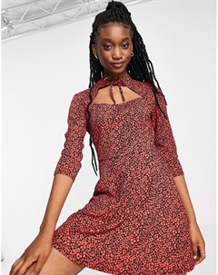 Приталенное платье мини со свободной юбкой завязкой на горловине и цветочным принтом красного цвета Miss selfridge