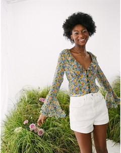 Укороченная полупрозрачная блузка c оборками расклешенными рукавами и мелким цветочным принтом Asos design